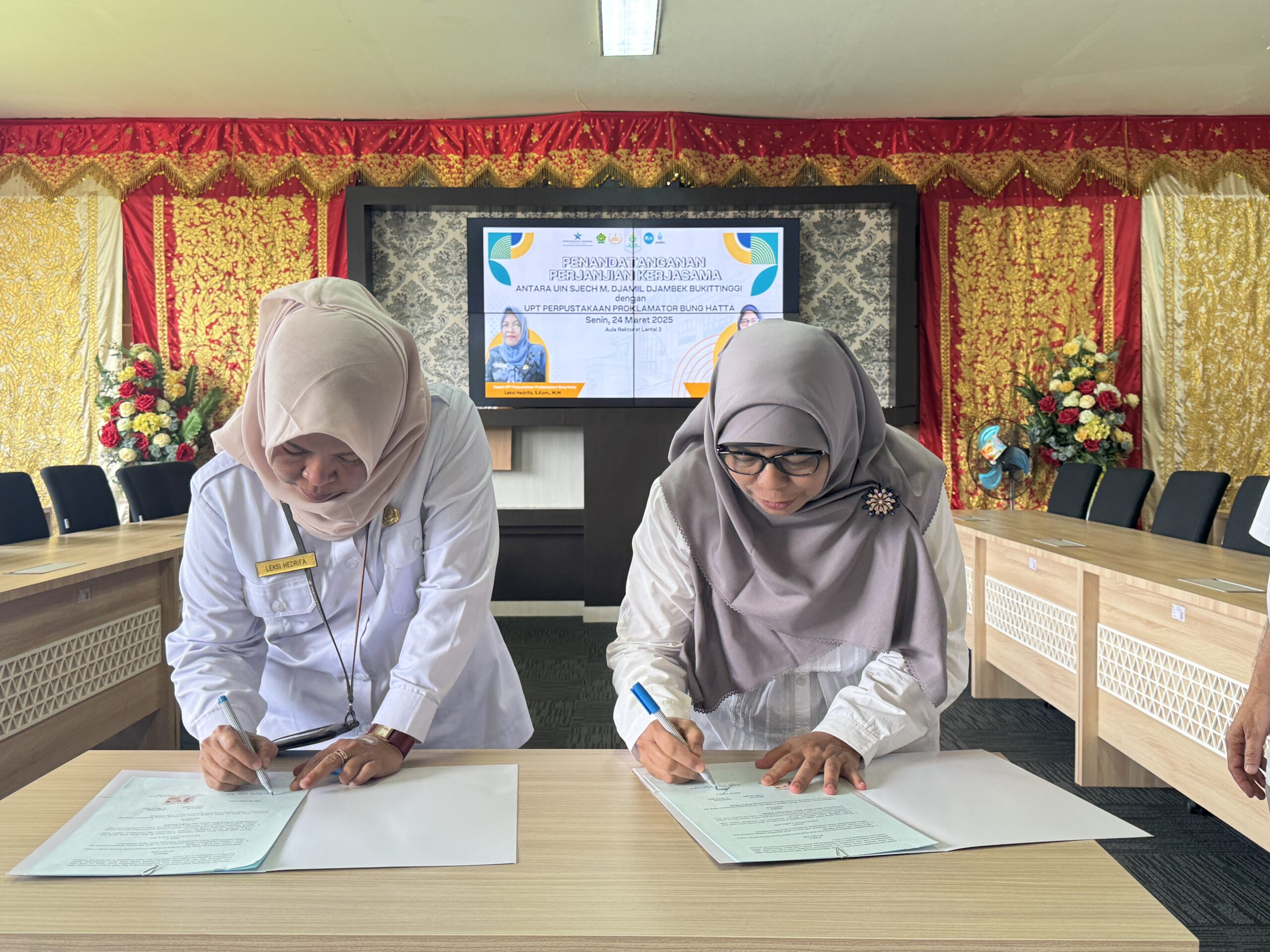 Rektor UIN Bukittinggi Silfia Hanani (kanan) bersama pihak UPT Perpustakaan Proklamator Bung Hatta Leksi Hedrifa (kiri) saat menandatangani kerja sama penguatan literasi bagi mahasiswa di Aula Rektorat UIN Bukittinggi.