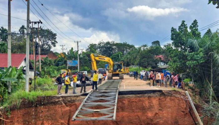 Jembatan Darurat masih Dikerjakan, Jalur Alternatif Sumbar-Jambi kembali Bisa Dilewati