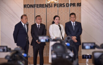 Ketua DPR RI Puan Maharani saat dalam konferensi pers revisi UU TNI usai Rapat Paripurna DPR RI Ke-15 Masa Persidangan II Tahun Sidang 2024-2025 di gedung Nusantara II, Senayan Jakarta, Kamis (20/3). Foto: DPR RI