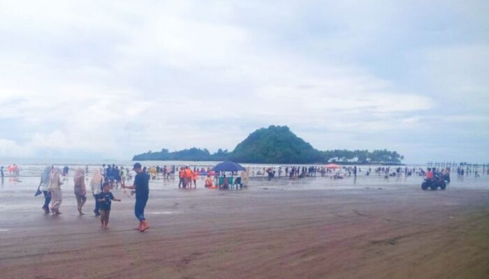 Bayar Tiket Masuk Pakai Kartu Brizzi, Pengunjung Nyaman Berwisata ke Pantai Air Manis