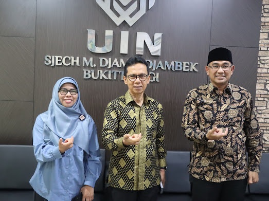 Rektor UIN Bukittinggi Silfia Hanani (kiri) saat menyambut kedatangan Ketua Alumni UKM Edi Hasyimi
