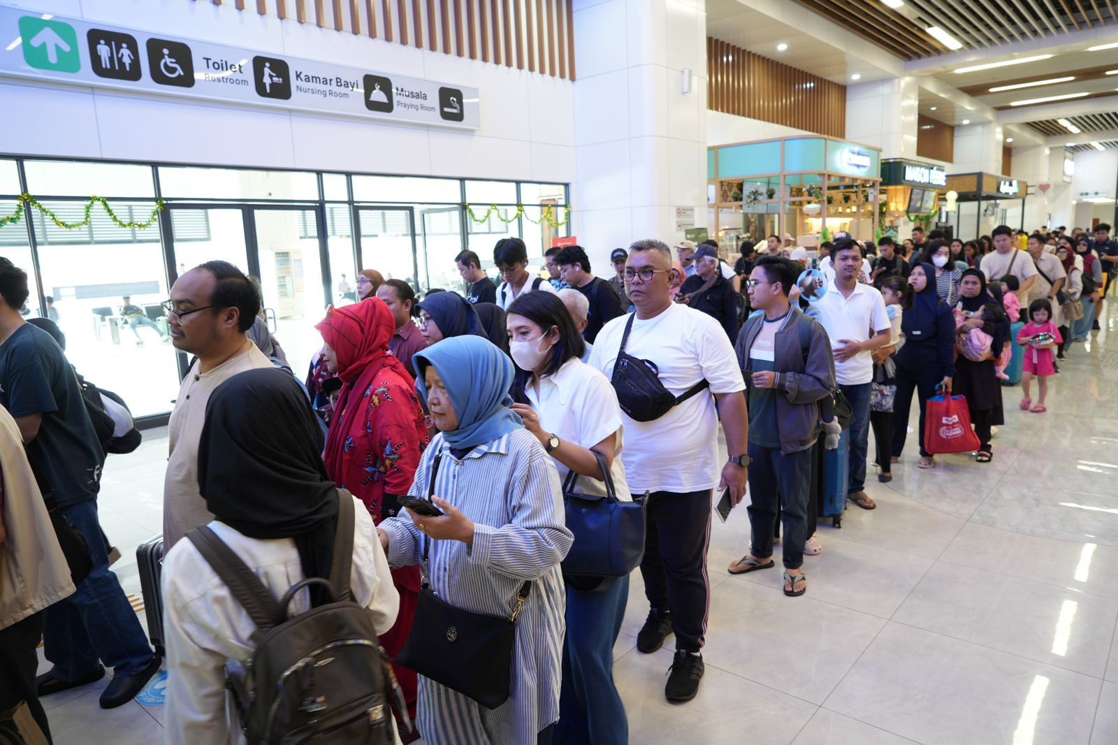 Antrean Boarding Penumpang Whoosh