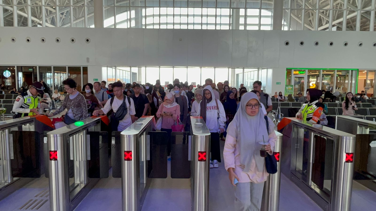 Antrean Penumpang Whoosh