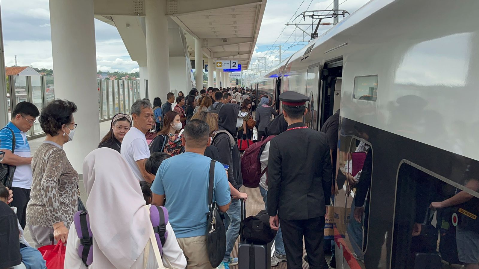 Penumpang Whoosh Memasuki Kereta