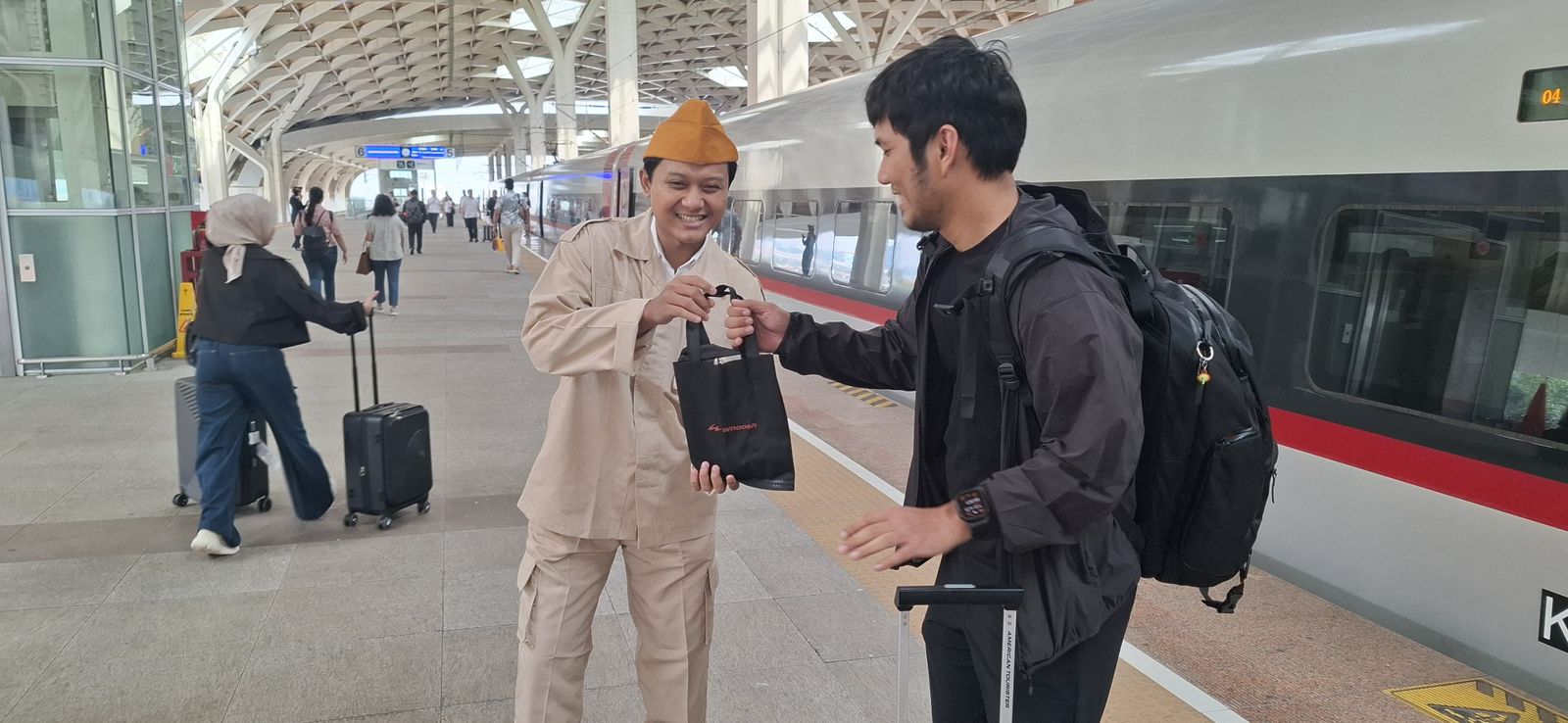 Penumpang Woosh Dapat Hadiah Kuis Dari Petugas Berpakaian Ala Pemuda Masa Perjuangan Kemerdekaan