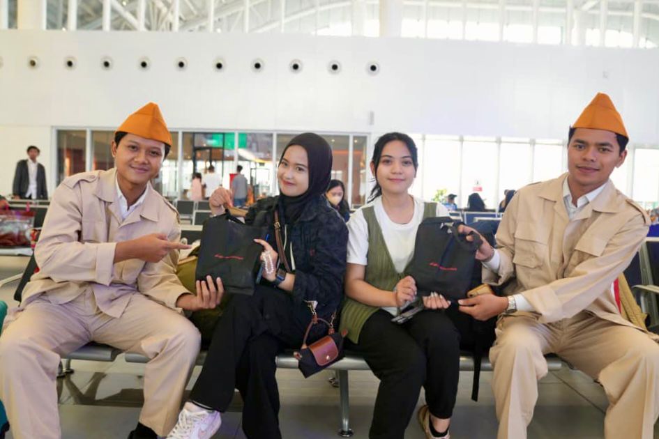 Petugas Whoosh Cosplayer Jadi Pemuda Pejuang, Peringati Sumpah Pemuda 2025