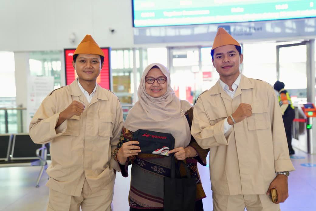 Petugas Woosh Cosplayer Jadi Pemuda Pejuang, Peringati Sumpah Pemuda 2025