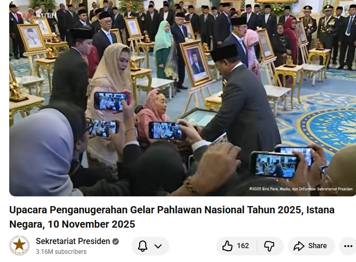 Ahli waris Presiden 4 RI K.H. Abdurrahman Wahid atau Gus Dur, Penerima Gelar Pahlawan Nasional. (Tangkapan layar saluran resmi Sekretariat Presiden di YouTube, @SekretariatPresiden)