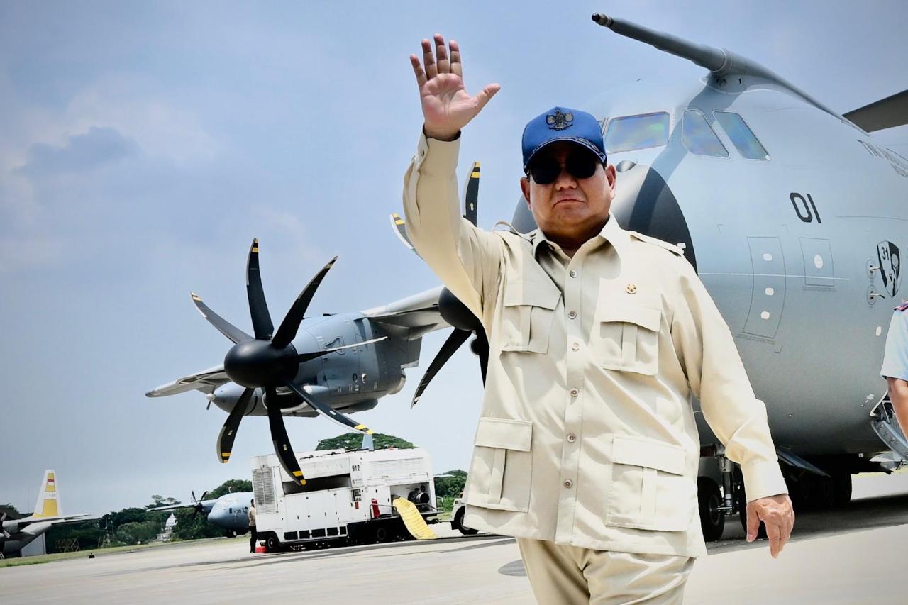 Presiden Prabowo Subianto menyerahkan pesawat Airbus A400M/MRTT Alpha 4001 kepada TNI untuk memperkuat alutsista Indonesia. (Foto: Dok. BPMI Setpres/Cahyo)