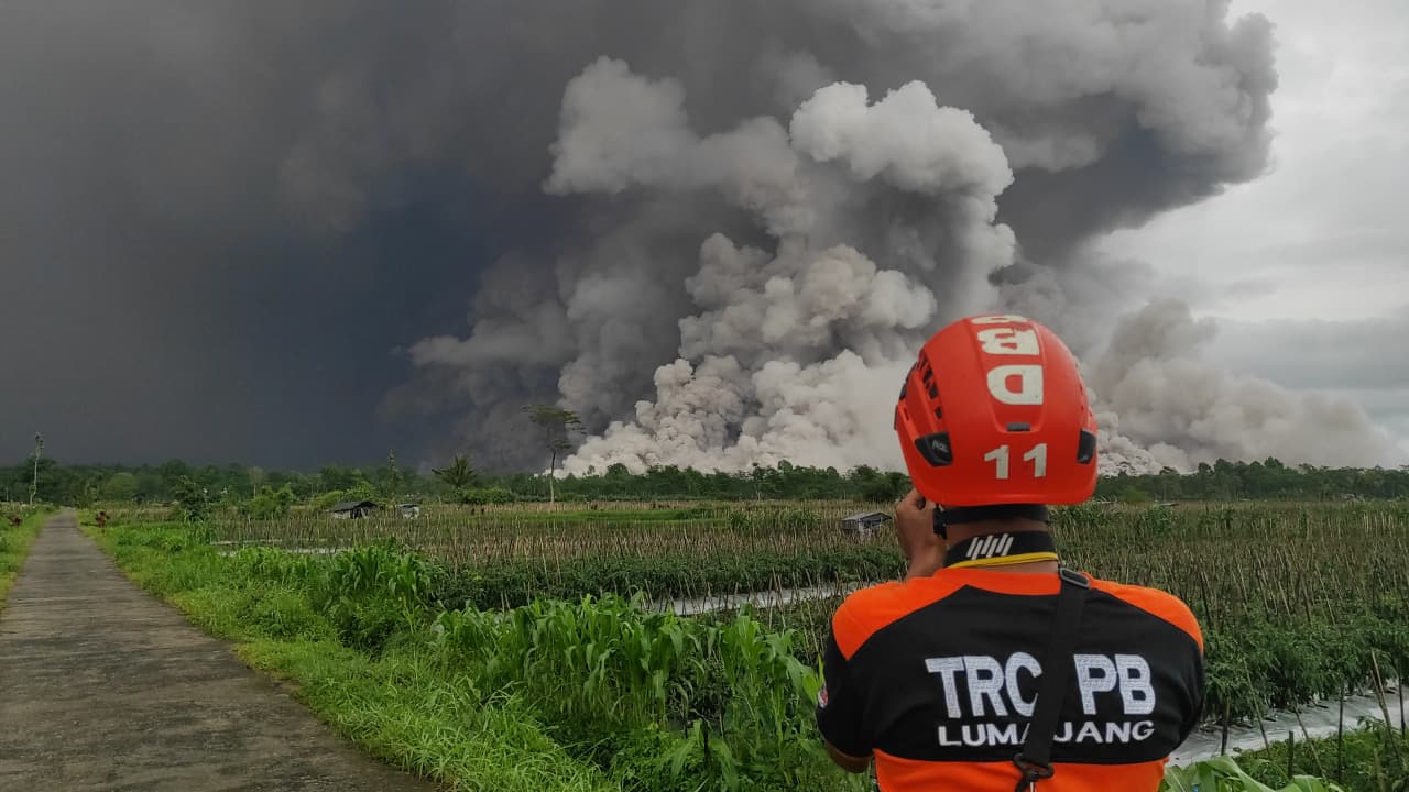 Anggota TRC BPBD Kabupaten Lumajang, Jatim, memantau erupsi Gunung Semeru. (Foto: Dok. BNPB/BPBD Lumajang)