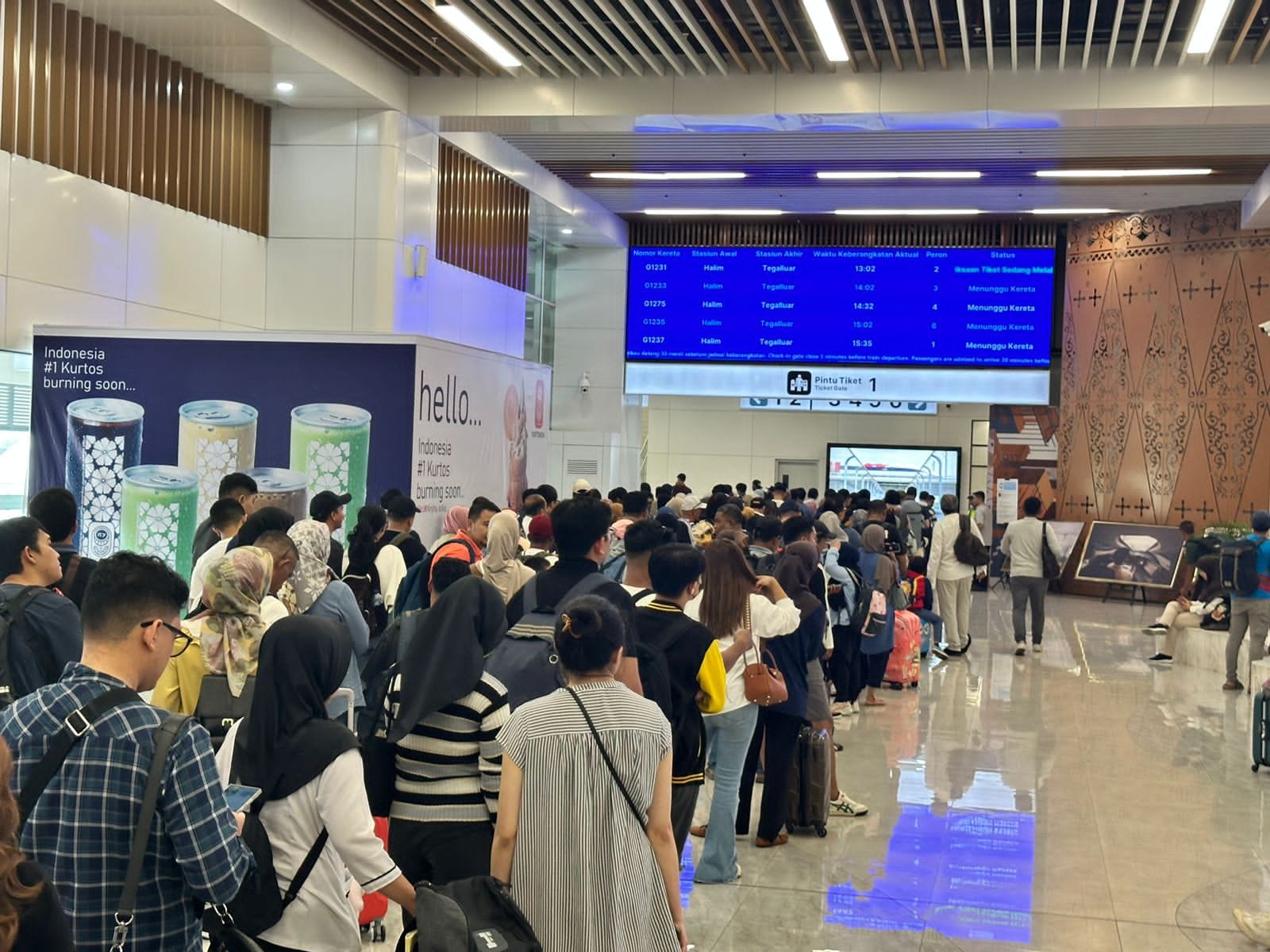 Antrean Penumpang Kereta Cepat