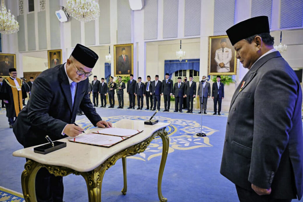 Presiden Prabowo Subianto melantik Arif Satria sebagai Kepala Badan Riset dan Inovasi Nasional (BRIN) di Istana Negara, Jakarta. (Foto: Dok. BPMI Setpres)
