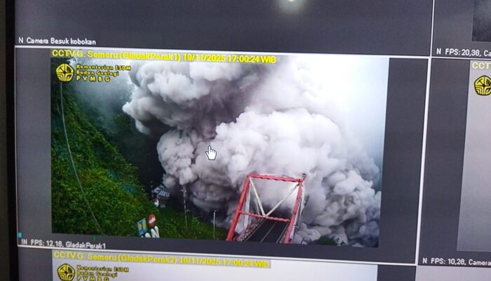 Gunung Semeru Meletus, Gubernur Khofifah Imbau Warga Jaga Radius Aman dari Erupsi