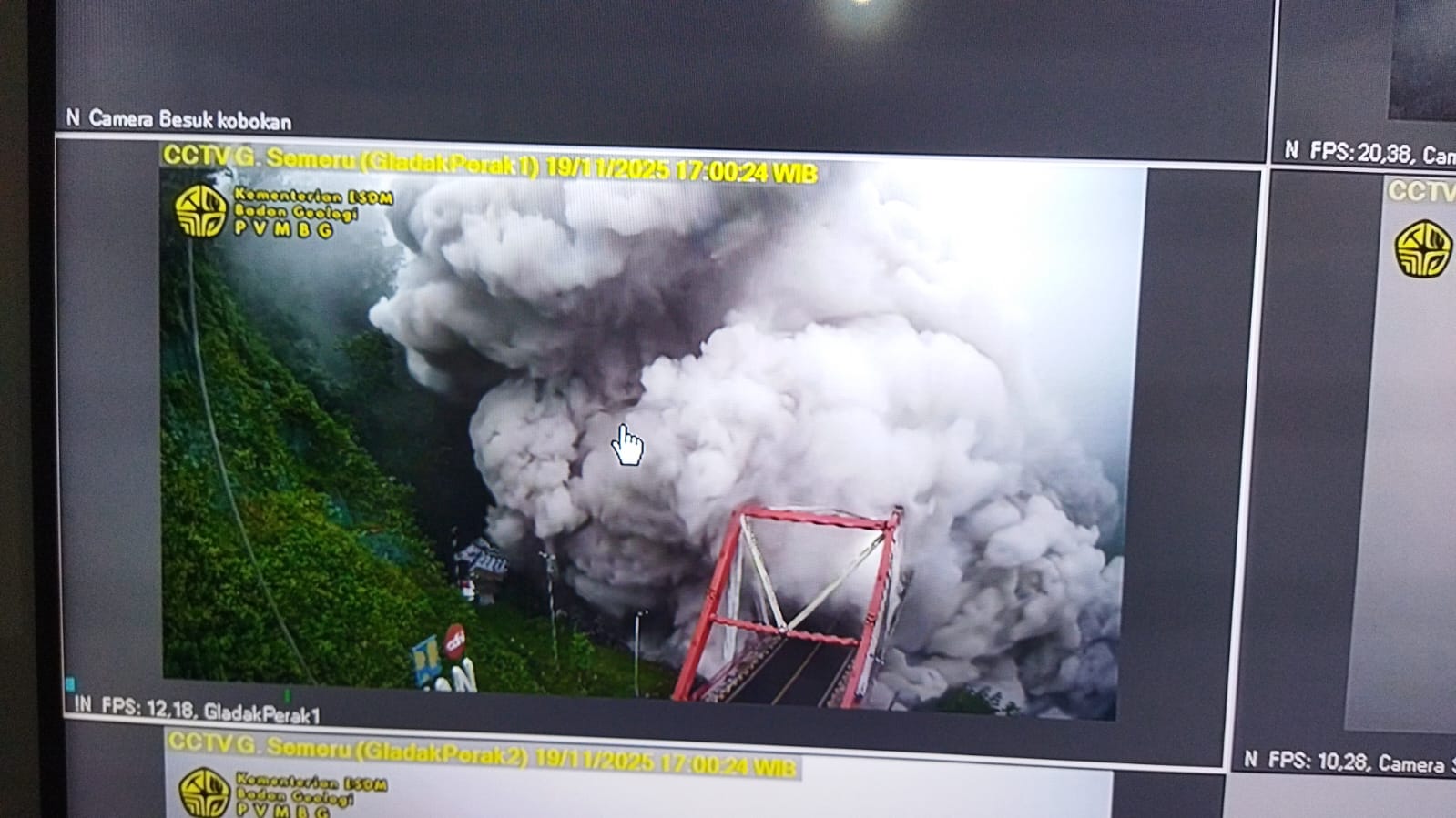 Pantauan CCTV PVMBG saat awan panas guguran Gunung Semeru menerjang Jembatan Gladak Perak di Kecamatan Candipuro, Kabupaten Lumajang, Jatim. (Foto: Dok. PVMBG/BNPB)