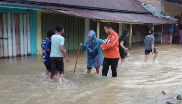 4 Sungai Meluap, Banjir Melanda 7 Kecamatan di Padang Pariaman