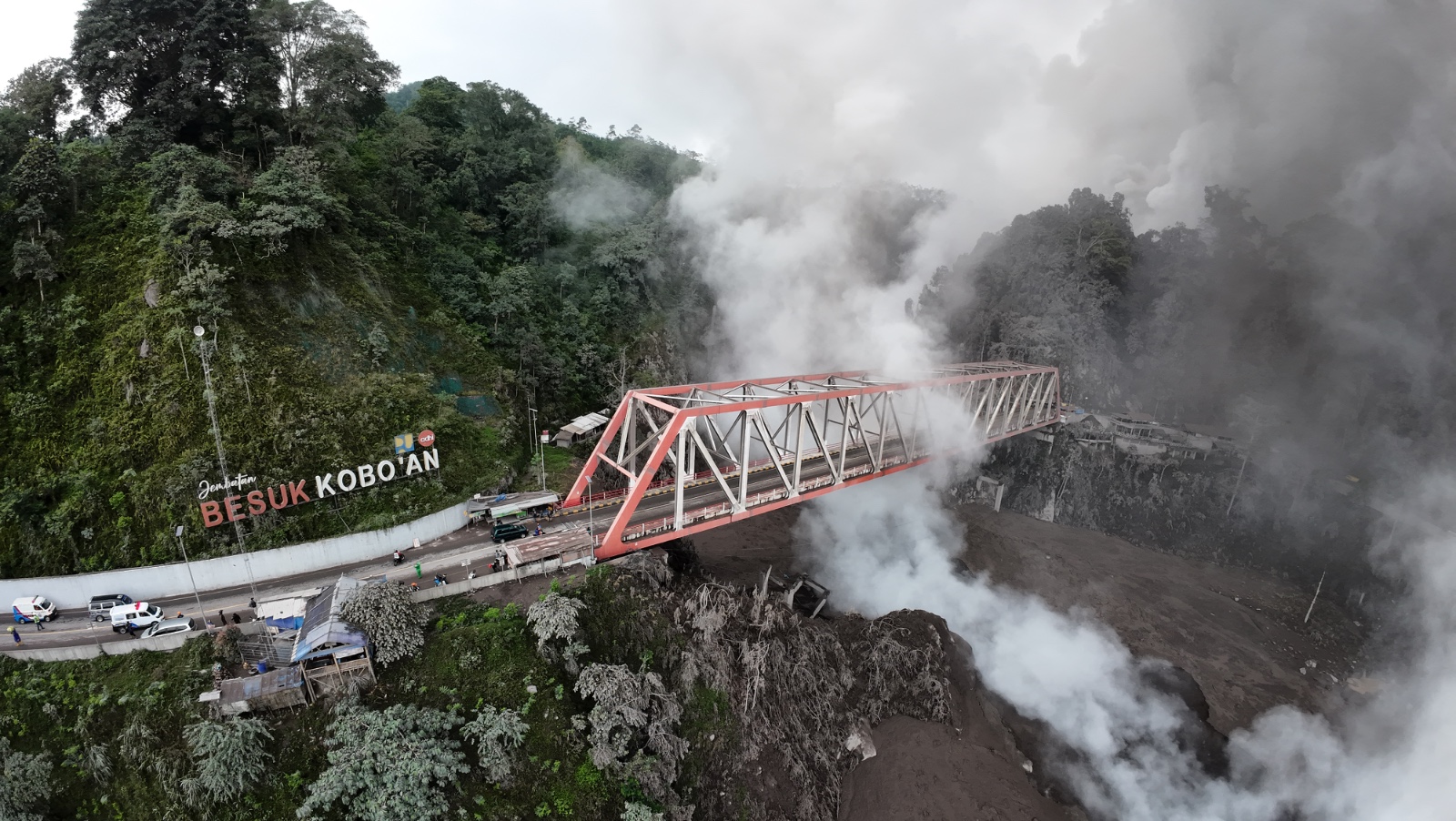 Dukungan BNPB dalam pemotretan foto udara melalui drone pada kawasan terdampak awan panas guguran Gunung Semeru di perbatasan Kabupaten Lumajang dan Malang, Jatim, pada Minggu (23/11/2025). (Foto: Dok. BNPB)