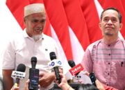 Abdul Muis dan Rasnal, dua guru asal Kabupaten Luwu Utara, Sulsel, menerima langsung surat rehabilitasi yang diberikan Presiden Prabowo Subianto. (Foto: BPMI Setpres/Kris)