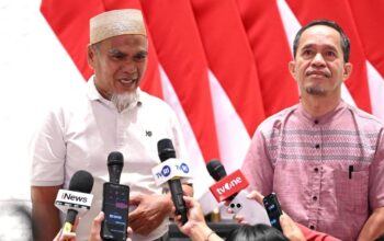 Abdul Muis dan Rasnal, dua guru asal Kabupaten Luwu Utara, Sulsel, menerima langsung surat rehabilitasi yang diberikan Presiden Prabowo Subianto. (Foto: BPMI Setpres/Kris)