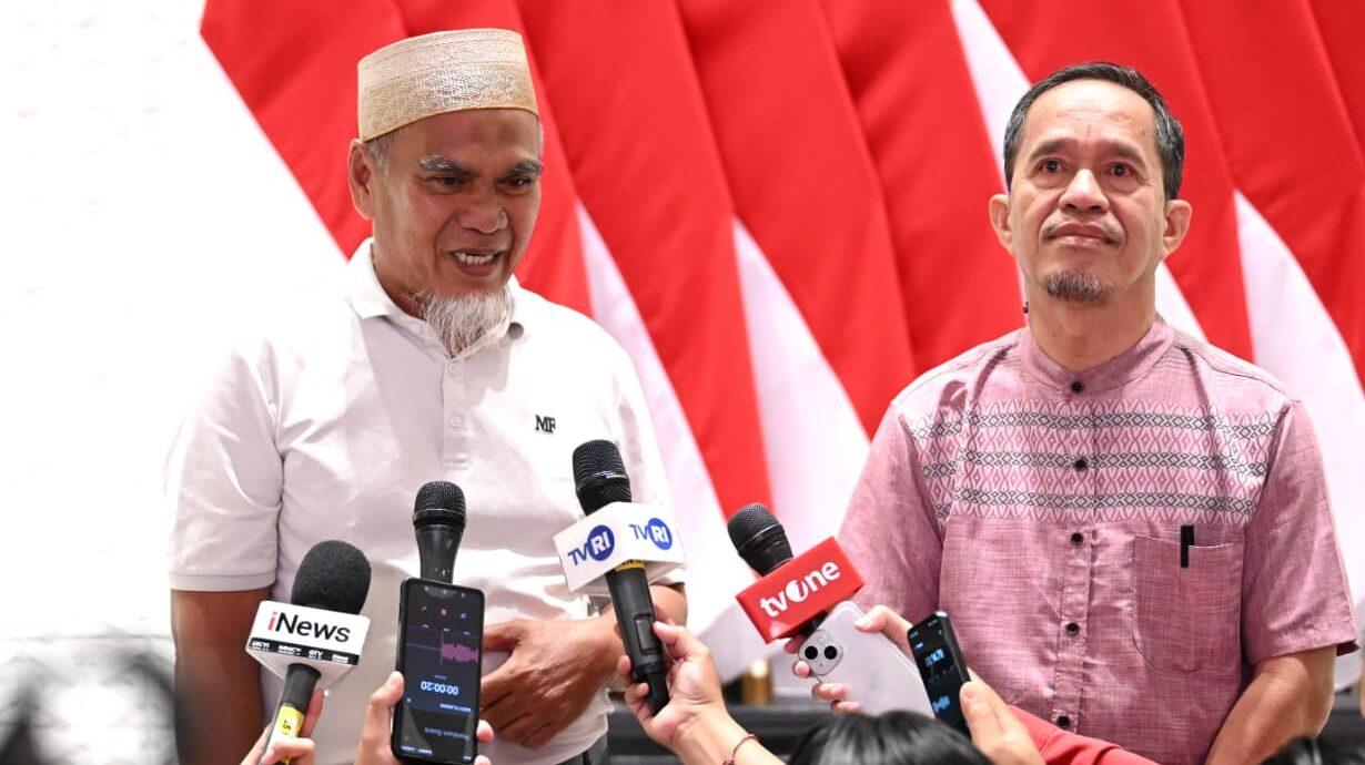 Abdul Muis dan Rasnal, dua guru asal Kabupaten Luwu Utara, Sulsel, menerima langsung surat rehabilitasi yang diberikan Presiden Prabowo Subianto. (Foto: BPMI Setpres/Kris)