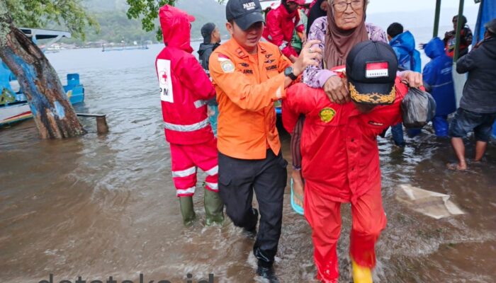 Turut Bantu Penanganan Bencana Alam di Sumbar, Tim SAR Jambi Evakuasi 20 Warga Sekitar Danau Singkarak