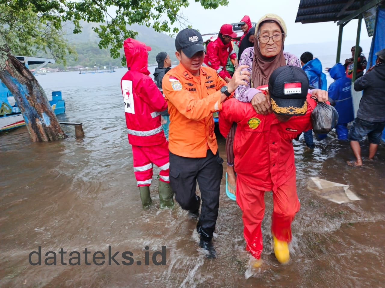 Evakuasi warga sekitar Danau Singkarak di Desa Padang Laweh Malalo dan Guguak Malalo menuju Tanjung Mutiara, Nagari Batu Taba, Kecamatan Batipuh Selatan, Tanah Datar, Sumatera Barat. (Foto: Eksklusif Bantuan SAR Jambi/Datateks.id)
