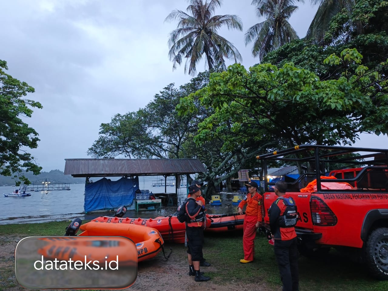Evakuasi warga sekitar Danau Singkarak di Desa Padang Laweh Malalo dan Guguak Malalo menuju Tanjung Mutiara, Nagari Batu Taba, Kecamatan Batipuh Selatan, Tanah Datar, Sumatera Barat. (Foto: Eksklusif Bantuan SAR Jambi/Datateks.id)