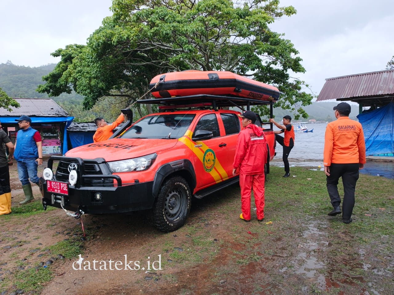 Evakuasi warga sekitar Danau Singkarak di Desa Padang Laweh Malalo dan Guguak Malalo menuju Tanjung Mutiara, Nagari Batu Taba, Kecamatan Batipuh Selatan, Tanah Datar, Sumatera Barat. (Foto: Eksklusif Bantuan SAR Jambi/Datateks.id)