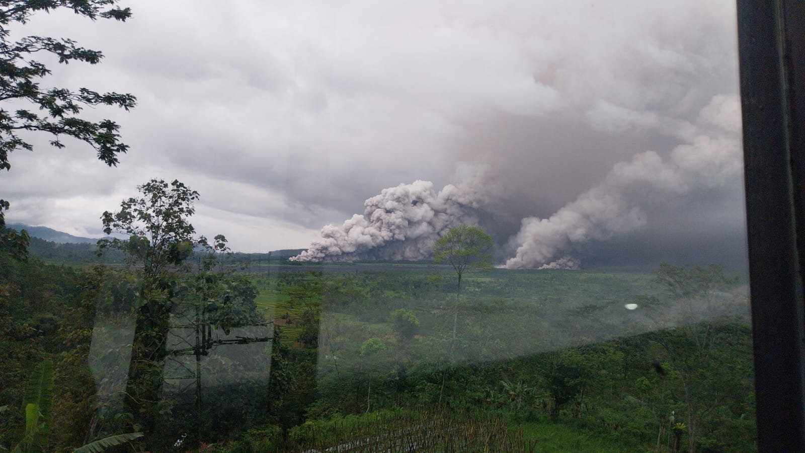 Erupsi Gunung Semeru yang mengakibatkan status aktivitas vulkanik menjadi level IV atau Awas pada Rabu, 19 November 2025. (Foto: Dok. BPBD Lumajang/BNPB)