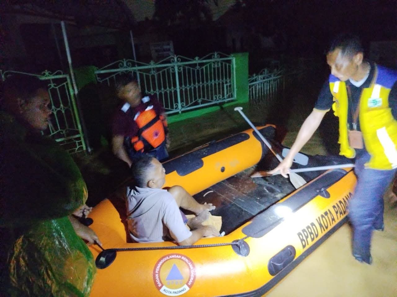 Evakuasi warga terdampak banjir besar di Kota Padang, Sumbar. (Foto: Dok. Pemkot Padang)