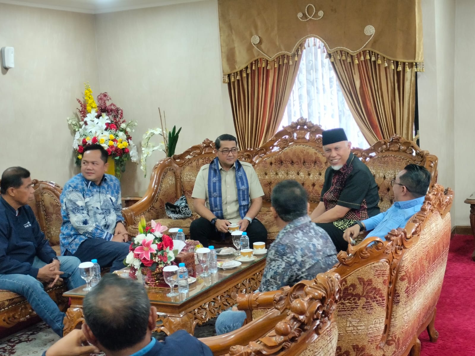 Gubernur Sumbar Mahyeldi Ansharullah menyambut kedatangan Menteri Ekraf Teuku Riefky Harsya di VIP Bandara Internasional Minangkabau. (Foto: Dok. Pemprov Sumbar/Adpim Sumbar)