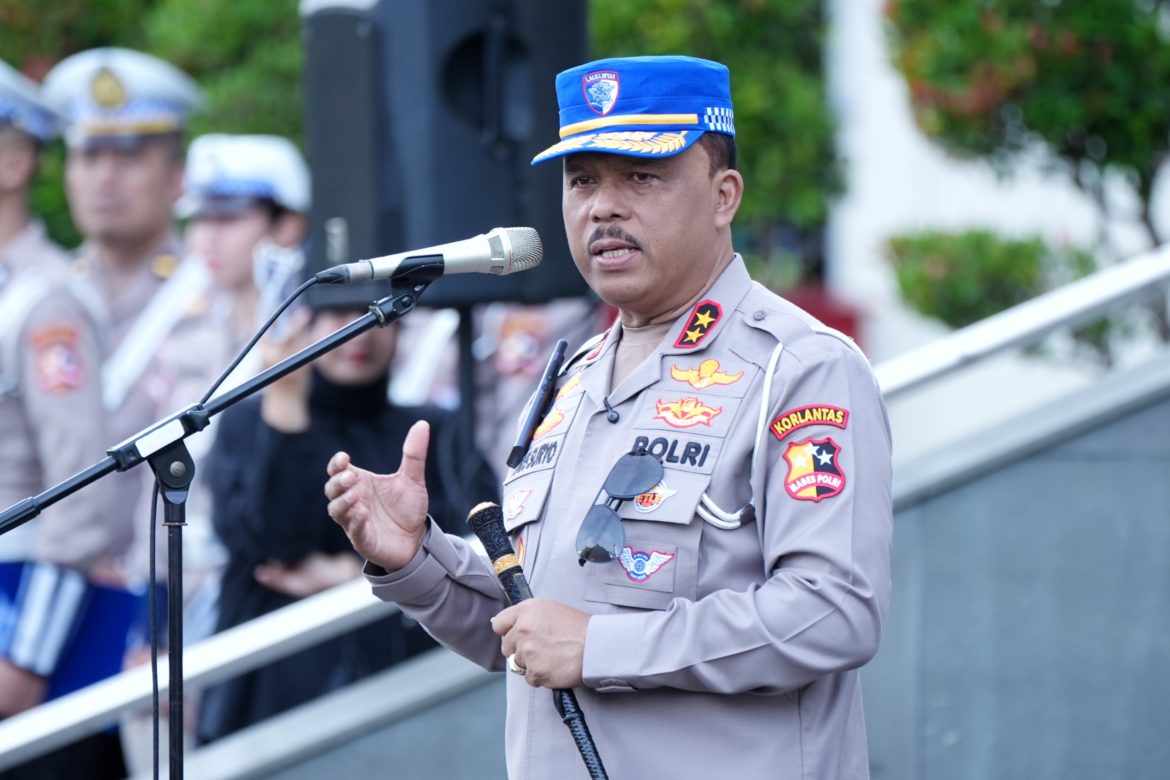 Kakorlantas Polri Irjen Pol. Agus Suryonugroho saat memimpin apel pagi di lapangan NTMC Korlantas Polri, Jakarta. (Foto: Dok. Korlantas Polri)