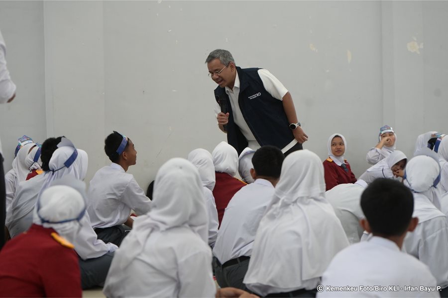 Wamenkeu Suahasil Nazara sebagai relawan pengajar di SRMA 33, Tangerang Selatan, Banten. (Foto: Dok. Kemenkeu)