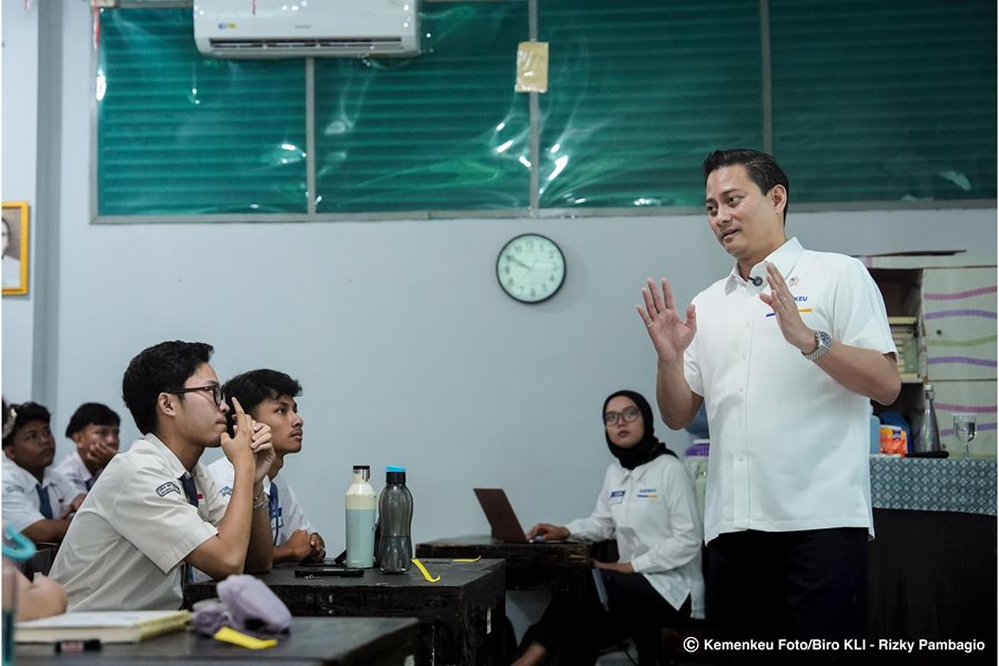 Wamenkeu Thomas Djiwandono sebagai relawan pengajar di SMAN 6, Jakarta Selatan. (Foto: Dok. Kemenkeu)