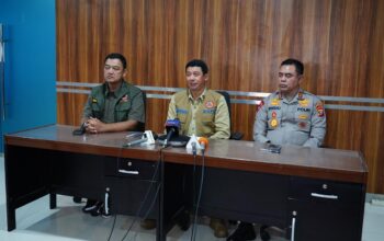 Kepala BNPB Letjen TNI Suharyanto menyampaikan perkembangan penanganan bencana hidrometeorologi di Sumatera Utara, Aceh, dan Sumatra Barat dalam konferensi pers dari Bandara Silangit, Tapanuli Utara, Sumut, pada Jumat (28/11/2025) sore. (Foto: Dok. BNPB)