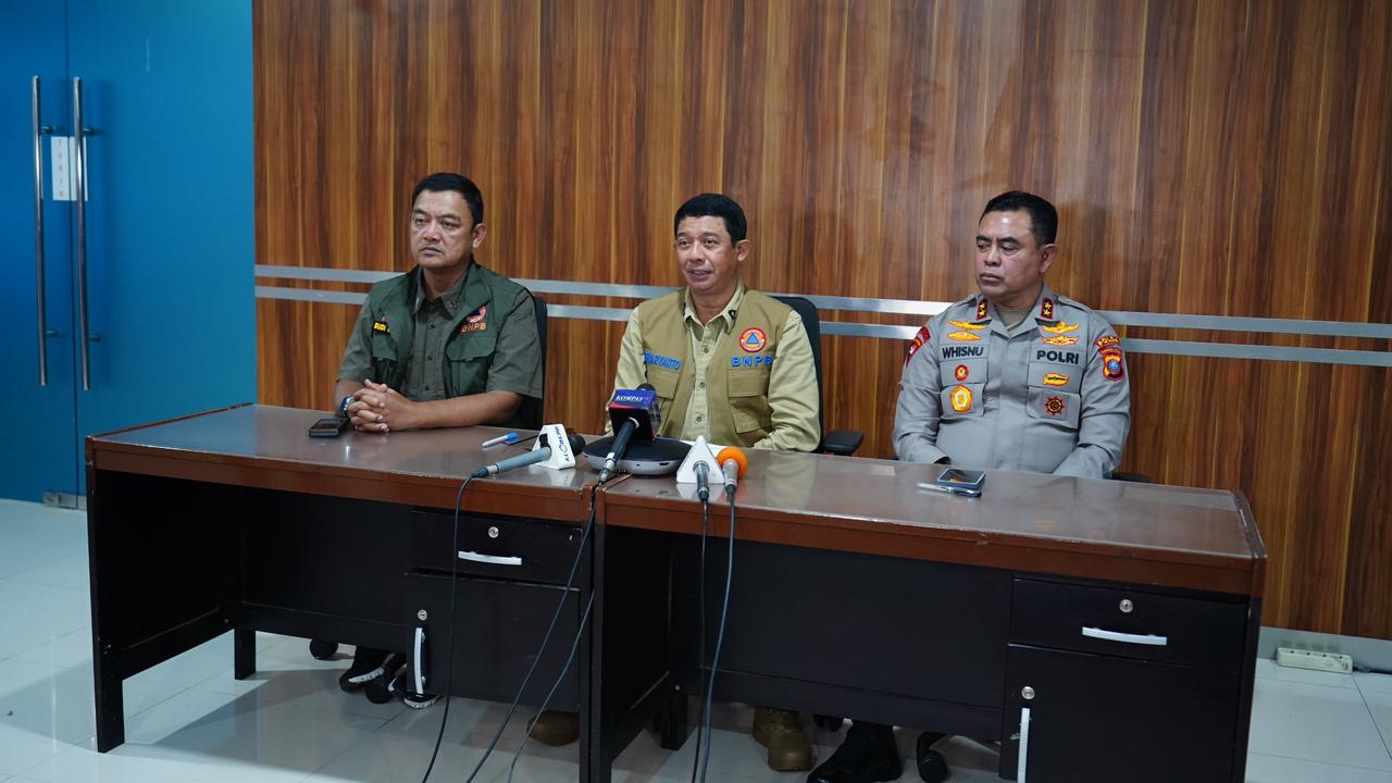 Kepala BNPB Letjen TNI Suharyanto menyampaikan perkembangan penanganan bencana hidrometeorologi di Sumatera Utara, Aceh, dan Sumatra Barat dalam konferensi pers dari Bandara Silangit, Tapanuli Utara, Sumut, pada Jumat (28/11/2025) sore. (Foto: Dok. BNPB)