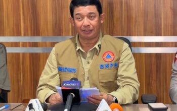 Kepala BNPB Letjen TNI Suharyanto menyampaikan perkembangan penanganan bencana hidrometeorologi di Sumatera Utara, Aceh, dan Sumatra Barat dalam konferensi pers dari Bandara Silangit, Tapanuli Utara, Sumut, pada Jumat (28/11/2025) sore. (Foto: Dok. BNPB)