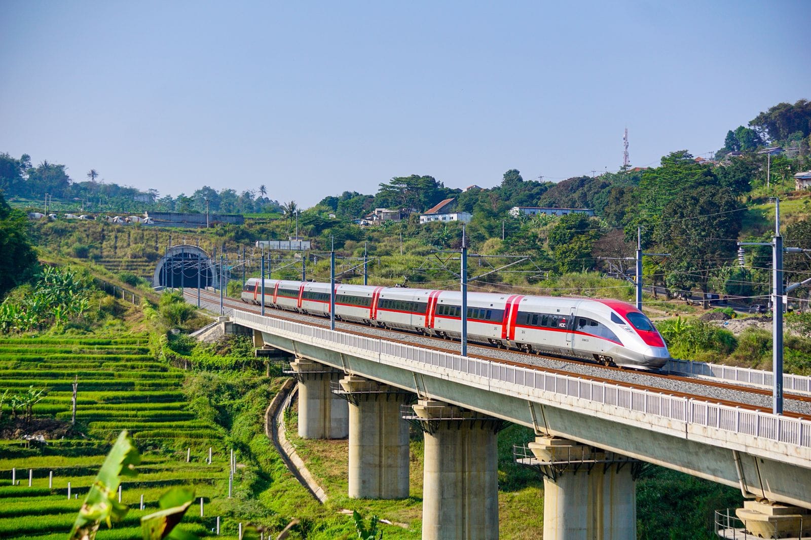 Kereta Cepat Melintas