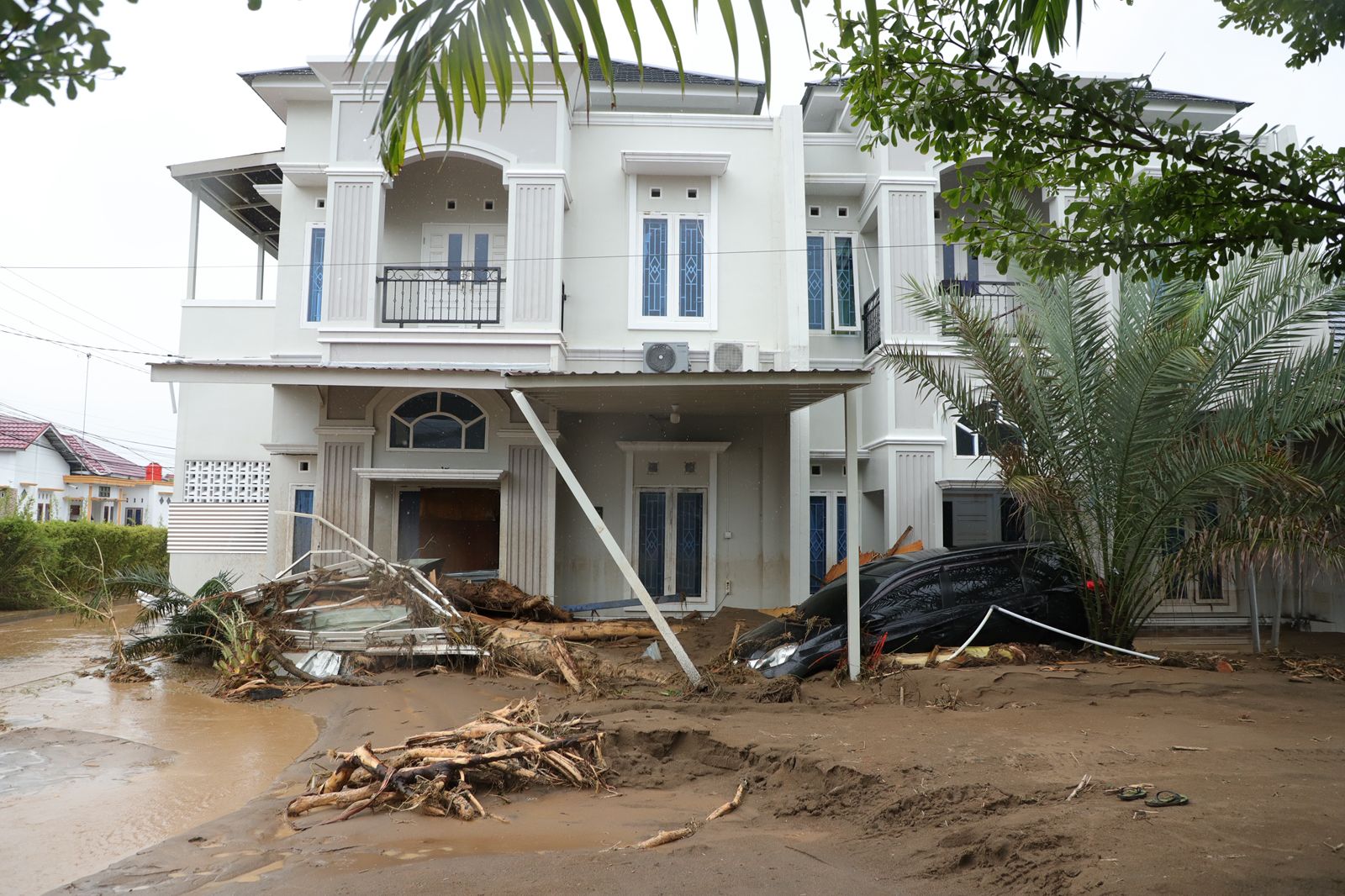 Kerusakan akibat banjir yang membawa material pohon dan lumpur di pemukiman rumah warga di wilayah Lubuk Minturun, Koto Tengah, Kota Padang, Sumaetra Barat, pada Kamis (27/11/2025). (Foto: Dok. BNPB)