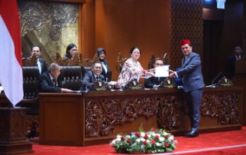 Ketua DPR Puan Maharani menerima dokumen laporan terkait RUU KUHAP dari Ketua Komisi III DPR Habiburokhman di Gedung Nusantara II, Kompleks Gedung Parlemen, Senayan, Jakarta. (Foto: Dep/vel/dpr.go.id)