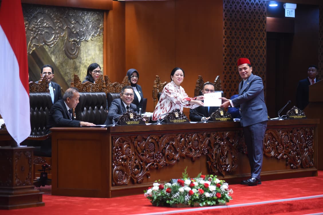 Ketua DPR Puan Maharani menerima dokumen laporan terkait RUU KUHAP dari Ketua Komisi III DPR Habiburokhman di Gedung Nusantara II, Kompleks Gedung Parlemen, Senayan, Jakarta. (Foto: Dep/vel/dpr.go.id)