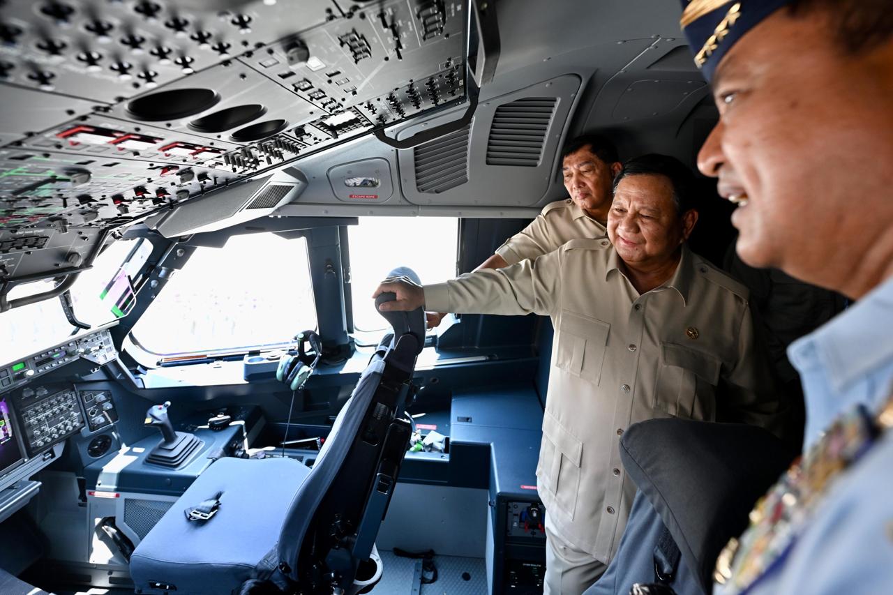 Presiden Prabowo Subianto meninjau kokpit pesawat Airbus A400M/MRTT Alpha 4001 di Pangkalan Udara Halim Perdanakusuma, Jakarta. (Foto: Dok. BPMI Setpres/Cahyo)