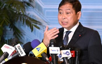 Mantan Menhub Ignasius Jonan menggelar konferensi pers usai pertemuan dengan Presiden Prabowo Subianto di Istana Kepresidenan, Jakarta, pada Senin (3/11/2025). (Foto: BPMI Setpres/Kris)