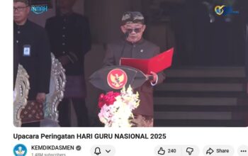 Mendikdasmen Abdul Mu'ti memimpin upacara peringatan Hari Guru Nasional atau HGN 2025 di Kota Surabaya, Jatim. (Tangkapan layar kanal resmi Kemdikdasmen di YouTube, @dikdasmenRI)