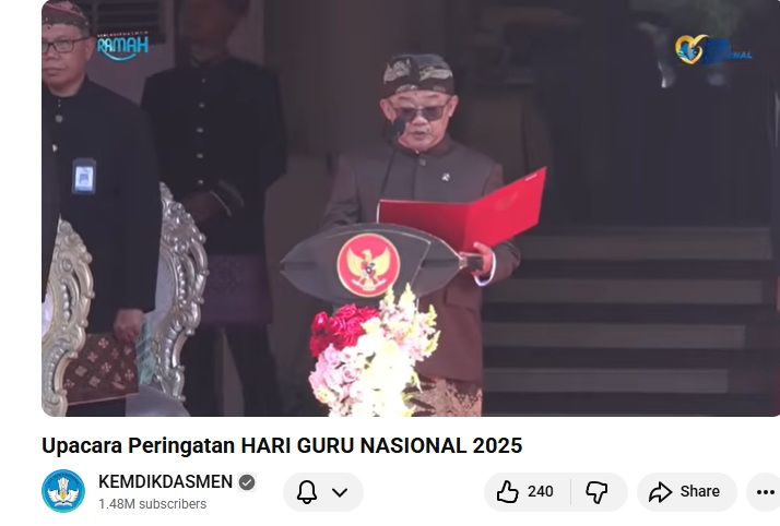 Mendikdasmen Abdul Mu'ti memimpin upacara peringatan Hari Guru Nasional atau HGN 2025 di Kota Surabaya, Jatim. (Tangkapan layar kanal resmi Kemdikdasmen di YouTube, @dikdasmenRI)
