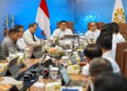 Menko PM Muhaimin Iskandar menggelar rapat bersama Menteri P2MI Mukhtarudin terkait program SMK Go Global. (Foto: Dok. Kemenko PM)