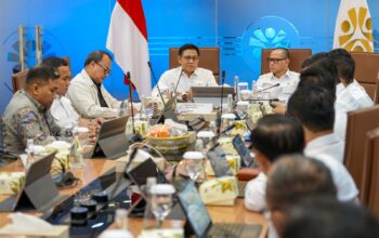 Menko PM Muhaimin Iskandar menggelar rapat bersama Menteri P2MI Mukhtarudin terkait program SMK Go Global. (Foto: Dok. Kemenko PM)