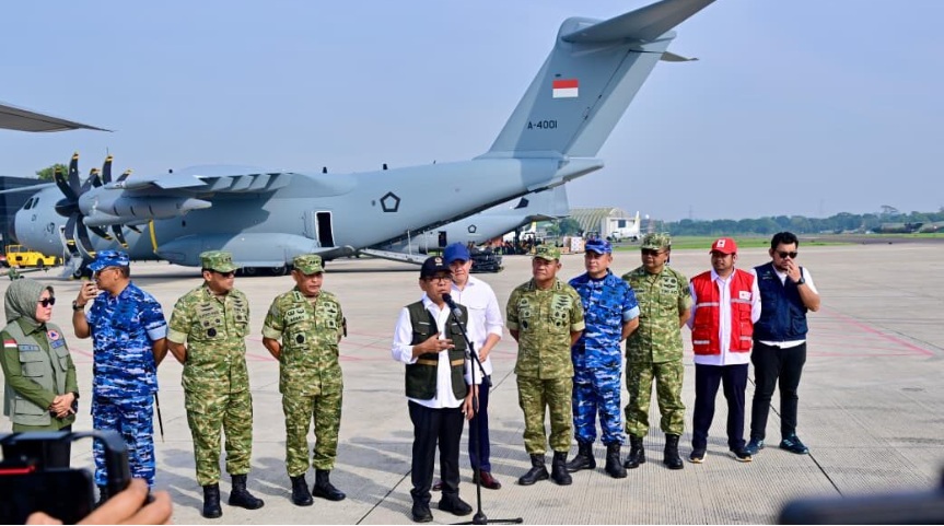 Menko PMK Pratikno memberikan keterangan di Lanud Halim Perdanakusuma, Jakarta, pada Jumat, 28 November 2025. (Foto: Dok. BPMI Setpres/Rusman)