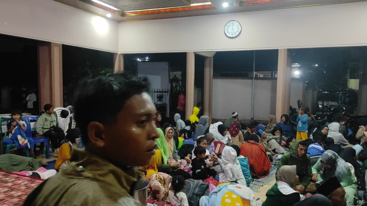 Warga Lumajang berada di lokasi pengungsian setelah erupsi Gunung Semeru. (Foto: Dok. BNPB/BPBD Lumajang)