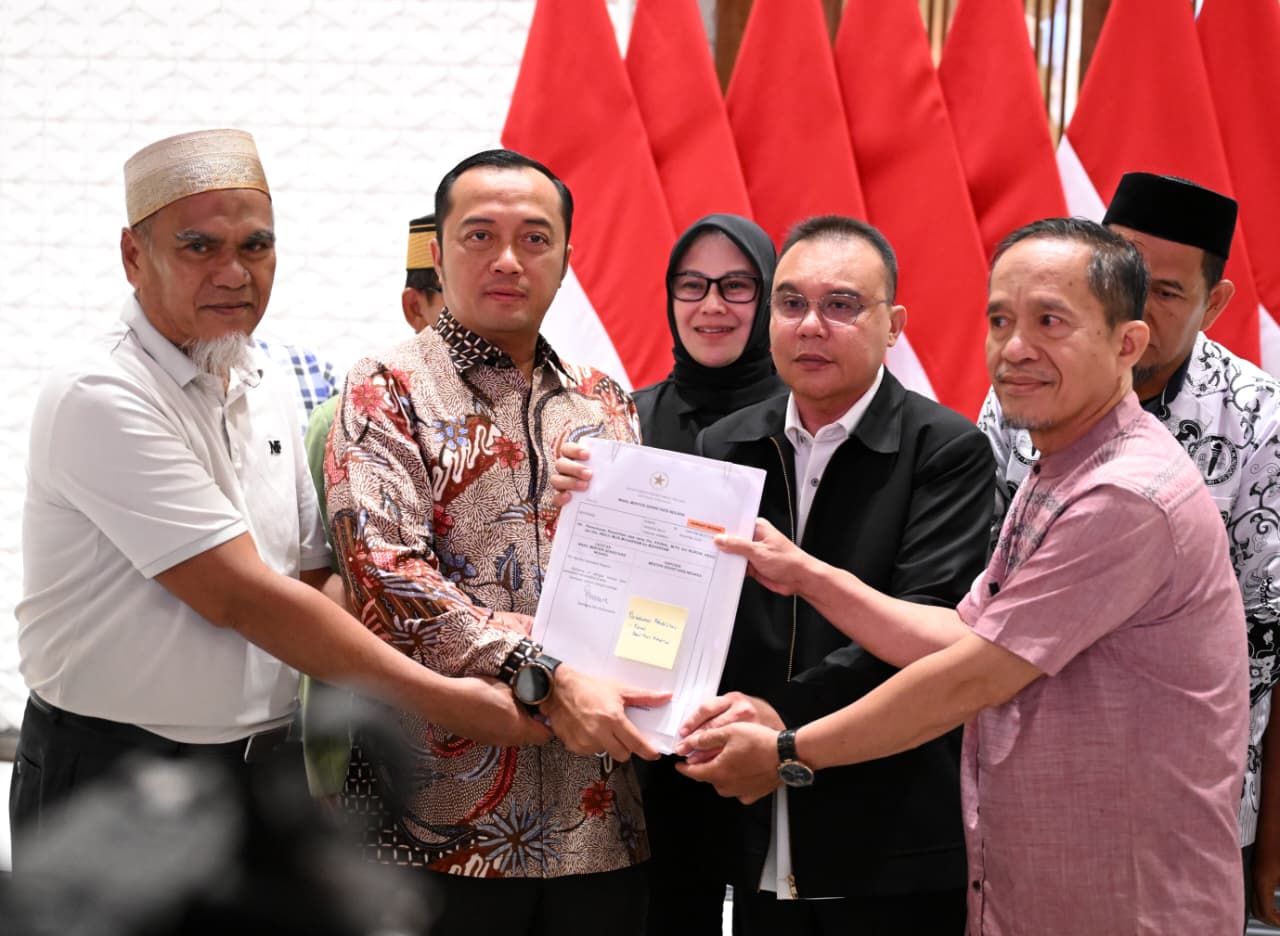 Wakil Ketua DPR Sufmi Dasco Ahmad menjelaskan penandatanganan surat rehabilitasi dua guru asal Kabupaten Luwu Utara, Sulsel, dilakukan langsung oleh Presiden Prabowo Subianto di Lanud Halim Perdanakusuma, Jakarta. (Foto: BPMI Setpres/Kris)