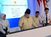 Presiden Prabowo secara resmi meluncurkan Program Digitalisasi Pembelajaran untuk Indonesia Cerdas dalam sebuah acara yang digelar terpusat di SMPN 4 Kota Bekasi, Jabar. (Foto: Dok. BPMI Setpres/Rusman)